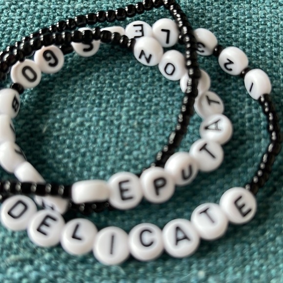 Pack of 13 Friendship Bracelets for Trading—10/13 Eras Movie Premiere Special - Picture 4 of 13